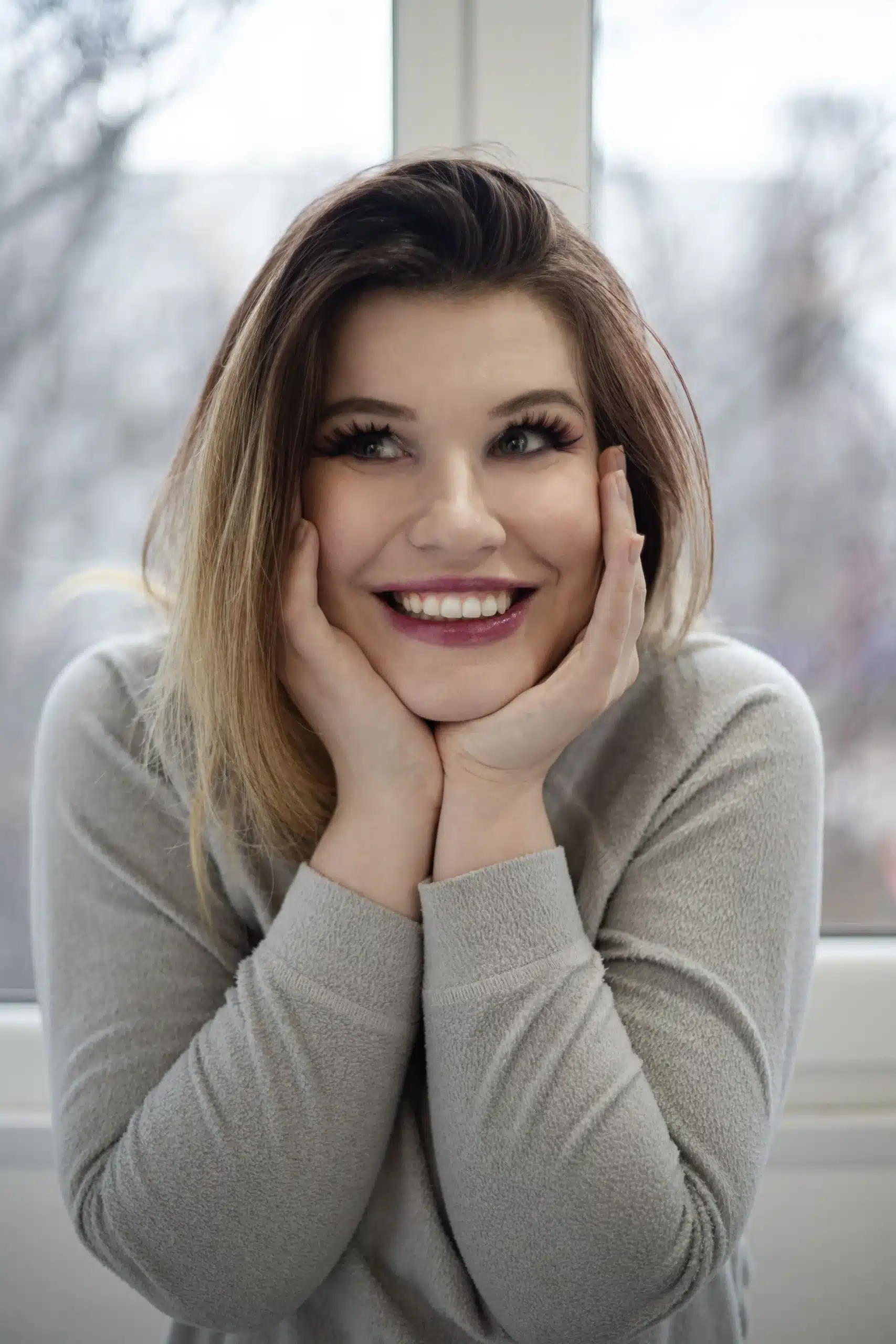 A happy woman smiling and leaning on her hands, representing a positive and successful